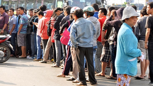 Người dân xếp hàng mua vé xem U19 thi đấu.